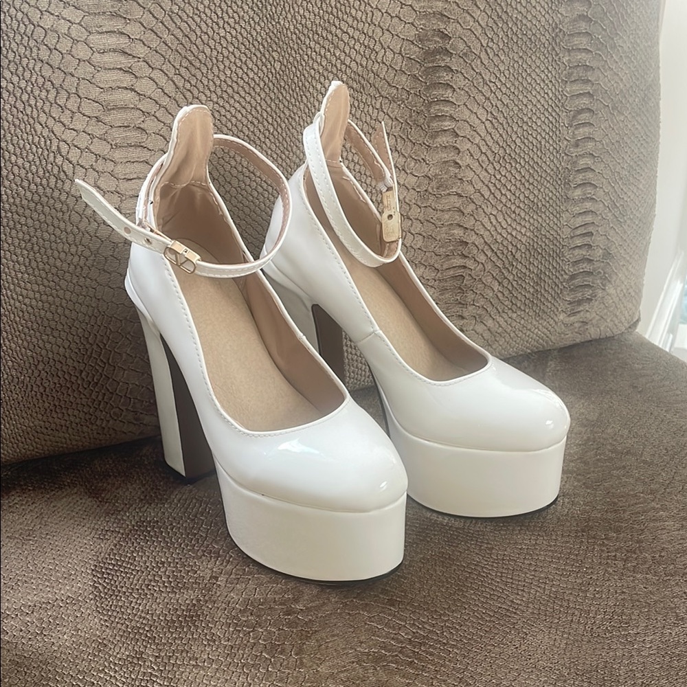 White Platform Pumps with Pointed Toe and Glossy Finish